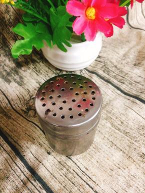 吃的时候取一些装入烧烤料盒中，直接撒在烤好的食物上即可！