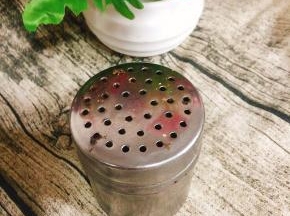 吃的时候取一些装入烧烤料盒中，直接撒在烤好的食物上即可！