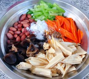 放入调味料辣椒油、糖、醋、盐、味精