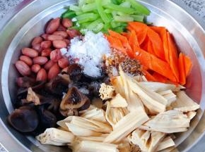 放入调味料辣椒油、糖、醋、盐、味精