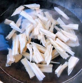 锅中烧开水放入腐竹焯一下水后立即放入冷水中过凉沥干水份备用