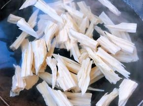锅中烧开水放入腐竹焯一下水后立即放入冷水中过凉沥干水份备用