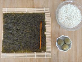 将所需要的材料全部准备好，米饭分成130克和170克两份