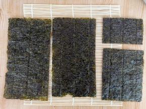 海苔从中间对半剪开，只用3个半张，其中一张从1/3处剪开