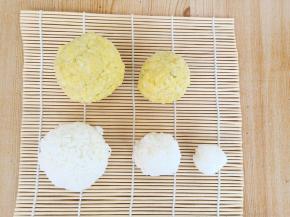 130克的面团分成3份，分别是90克，30克，10克
170克的面团和熟蛋黄一起抓匀，分成100克和70克的两份