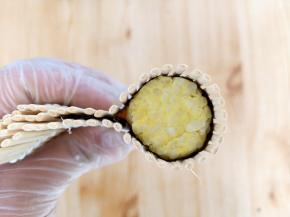 利用卷帘卷起来，注意调整好胡萝卜条的位置，这个是小鸡的嘴巴，卷紧后多捏一会，让米饭和海苔粘合