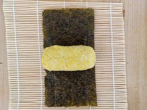 另一份黄色米饭同样放在海苔上