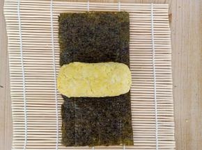 另一份黄色米饭同样放在海苔上