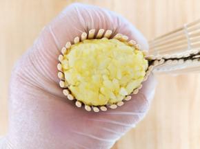 利用卷帘卷起后整形成椭圆，用手握一会定型