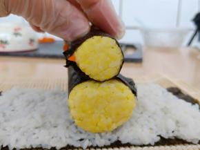 将小鸡的头和身体放在米饭上，调整一下头部的位置，稍微靠前一点