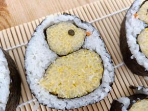 厚薄随自己喜欢来切，用海苔剪一些小眼睛贴在合适位置