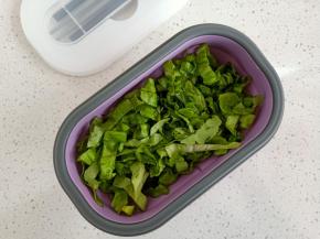 生菜切成丝，铺在便当盒里