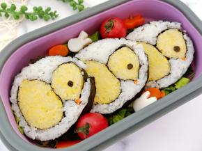 将小鸡寿司摆入，周围用小番茄，胡萝卜填一下空白