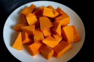 南瓜蒸熟，蒸好后，去除多余水分，放入料理机打成泥，备用，预热烤箱80度
