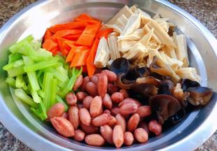 将原材料依次放入容器中