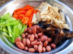 将原材料依次放入容器中