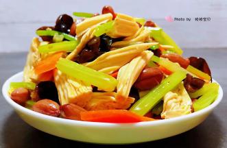 爽口开胃的小菜装入盘中就大功告成了