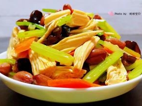 爽口开胃的小菜装入盘中就大功告成了