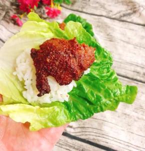 取一片生菜，放一勺米饭，一片烤好的羊肉，包裹起来，开吃！真是太香啦！