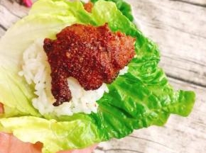 取一片生菜，放一勺米饭，一片烤好的羊肉，包裹起来，开吃！真是太香啦！