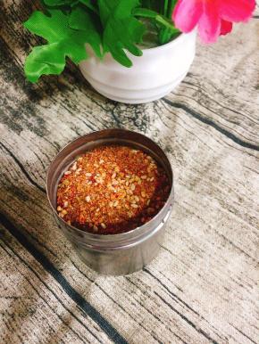 准备好适量的万能烧烤料！（万能烧烤料的配方见上一个食谱～万能烧烤撒粉！）