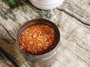 准备好适量的万能烧烤料！（万能烧烤料的配方见上一个食谱～万能烧烤撒粉！）