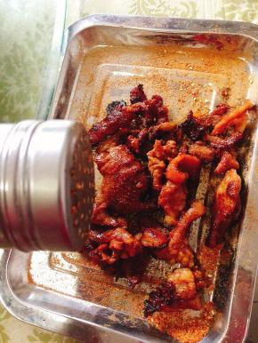 烤好的羊肉放在盘子里，撒上适量的万能烧烤料即可！