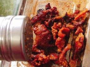 烤好的羊肉放在盘子里，撒上适量的万能烧烤料即可！