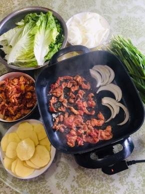 我还准备了配菜：生菜，韭菜，土豆，洋葱和羊肉一起烤，可以起到解腻的作用！同时营养也更丰富了！