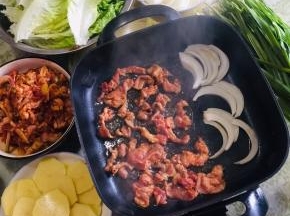 我还准备了配菜：生菜，韭菜，土豆，洋葱和羊肉一起烤，可以起到解腻的作用！同时营养也更丰富了！