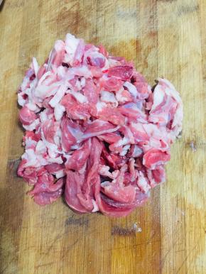 羊肉洗净放冰箱冷冻两个小时拿出切成薄片备用。