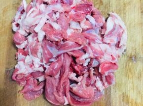 羊肉洗净放冰箱冷冻两个小时拿出切成薄片备用。