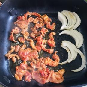 电热锅加热开中小火，倒适量的油，放入腌制好的羊肉！