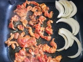 电热锅加热开中小火，倒适量的油，放入腌制好的羊肉！