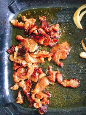 烤至羊肉两面金黄即可！