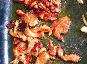 烤至羊肉两面金黄即可！