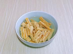 腐竹泡软，腐竹快速泡软的小窍门，温水加白糖白醋，盖上盖子，很快就泡发了呦～