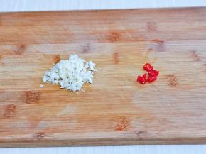 大蒜去皮切碎，辣椒洗干净切段。