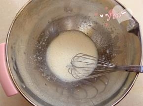 纯牛奶+玉米油+盐混合均匀。