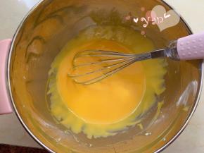 最后加入蛋黄混合搅匀，如图流动的状态。