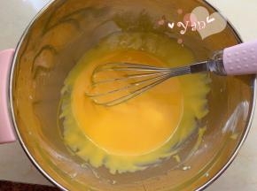 最后加入蛋黄混合搅匀，如图流动的状态。
