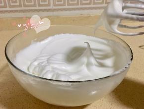 蛋白分三次加入糖打发至小弯钩状态。