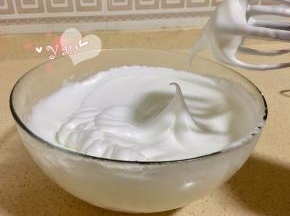 蛋白分三次加入糖打发至小弯钩状态。