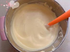 舀1/3蛋白到蛋糊中，翻拌均匀后再倒入蛋半白盆里，翻拌均匀。