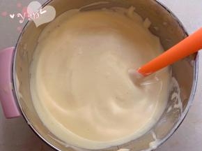 舀1/3蛋白到蛋糊中，翻拌均匀后再倒入蛋半白盆里，翻拌均匀。