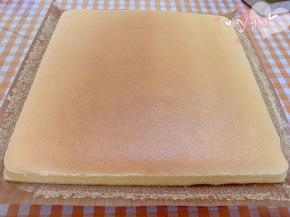 烤好的蛋糕取出，放晾网上晾凉，撕开四边的油布。