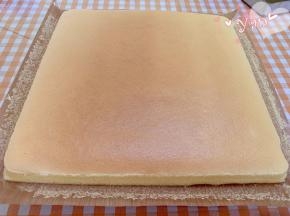 烤好的蛋糕取出，放晾网上晾凉，撕开四边的油布。