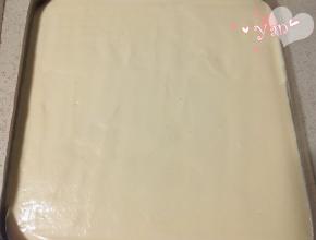 混合好的面糊倒入烤盘中，用刮刀抹平。