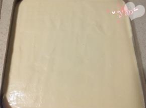 混合好的面糊倒入烤盘中，用刮刀抹平。