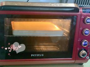 放入提前预热好的烤箱，中层，上下火，150度烤30分钟。